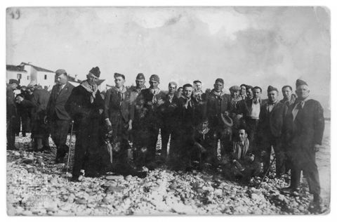 Ritratto di gruppo in riva al mare