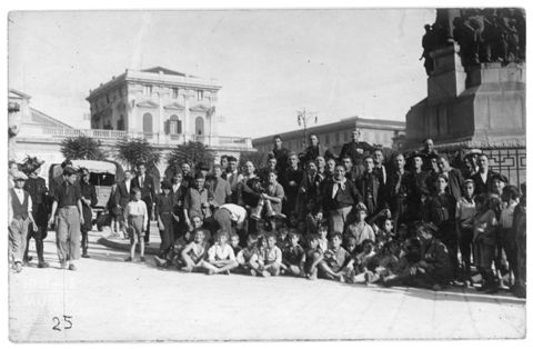 Ritratto di gruppo ai piedi di un monumento