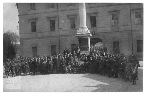 Ritratto di gruppo scattato davanti alla caserma Montelungo a Bergamo