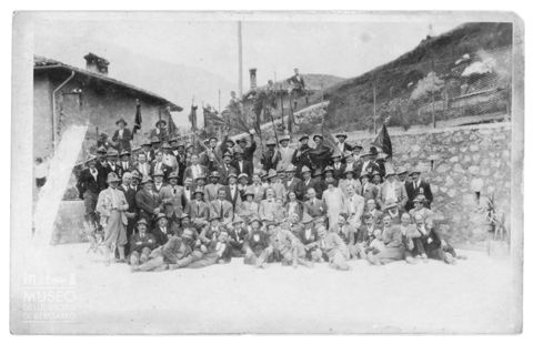 Ritratto di gruppo di donne e alpini
