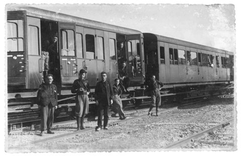Militari e uomini vicino e sopra un treno
