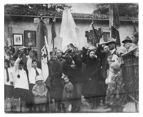 Persone ad una manifestazione fascista