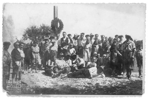 Ritratto di gruppo di bambini, giovani e alpini