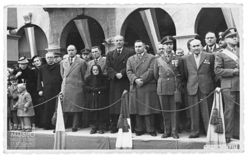 Bergamo, persone su un palco allestito in occasione di un evento