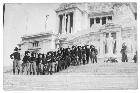 Ritratto di gruppo di bersaglieri a Roma