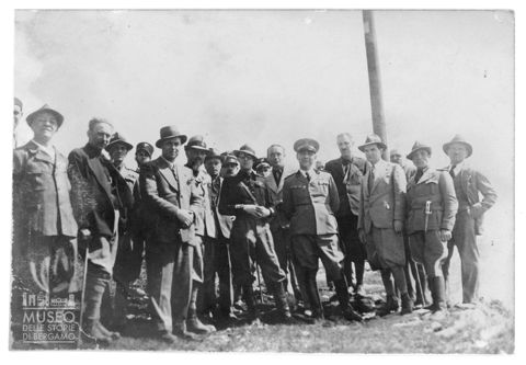 Ritratto di gruppo di militari fascisti e uomini in abiti civili