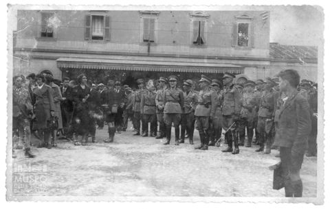 Bergamo, persone sul piazzale della stazione
