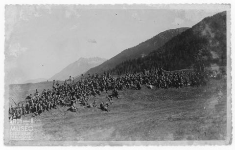 Ritratto di gruppo di militari in montagna
