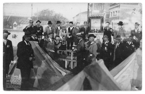Gruppo di granatieri ritratti durante un momento conviviale