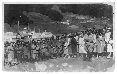Ritratto di gruppo di militari fascisti e donne