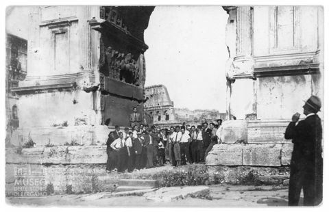 Roma, ritratto di gruppo sotto l'Arco di Tito
