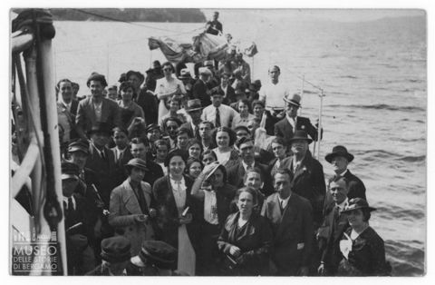 Ritratto di gruppo su un'imbarcazione