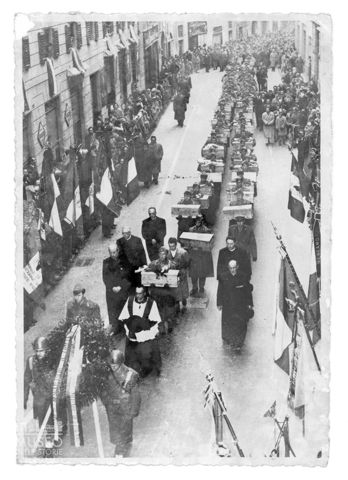 Bergamo, corteo di soldati con le spoglie dei caduti della Seconda guerra mondiale