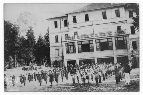 Gruppo di bambini ritratti mentre fanno il saluto fascista