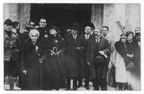 Gruppo di persone davanti ad un edificio