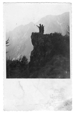 Due soldati ritratti con un paesaggio montuoso alle spalle