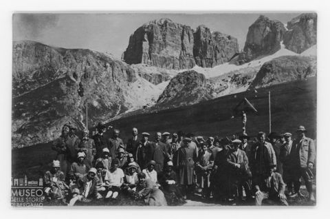 Ritratto di gruppo durante una gita in montagna