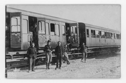 Militari e uomini vicino e sopra un treno