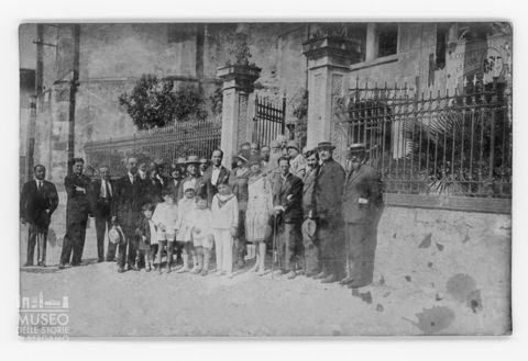 Ritratto di gruppo all'esterno del Convitto Cesare Battisti di Lovere