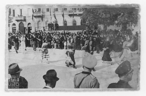 Bergamo, donne in abiti tradizionali sfilano per strada