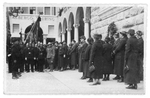 Bergamo, militari e donne presso la Torre dei Caduti