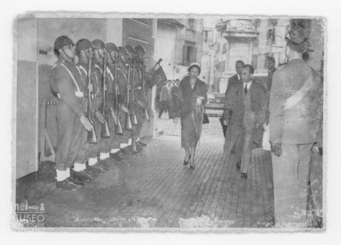 Entrata di alcuni ospiti alla Caserma Montelungo di Bergamo