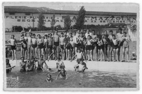 Bergamo, ritratto di gruppo di ragazzi in piscina nel complesso Brumana