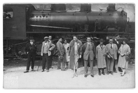 Ritratto di gruppo davanti ad una locomotiva