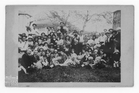 Ritratto di gruppo scattato in occasione della festa dei narcisi