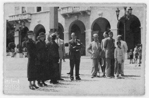 Persone ritratte in piazza Cavalieri di Vittorio Veneto a Bergamo