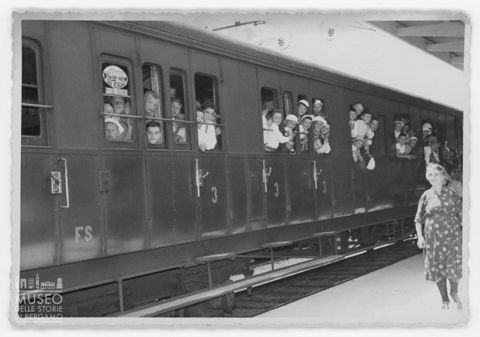 Bambini ritratti su un treno in partenza per una gita organizzata dal gruppo ENAL Bergamo