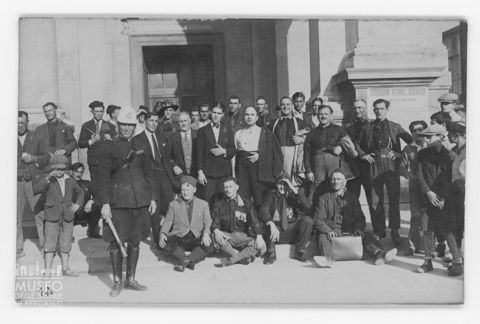 Ritratto di gruppo di bersaglieri e altre persone