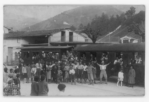 Ritratto di gruppo di persone sopra e davanti a un treno