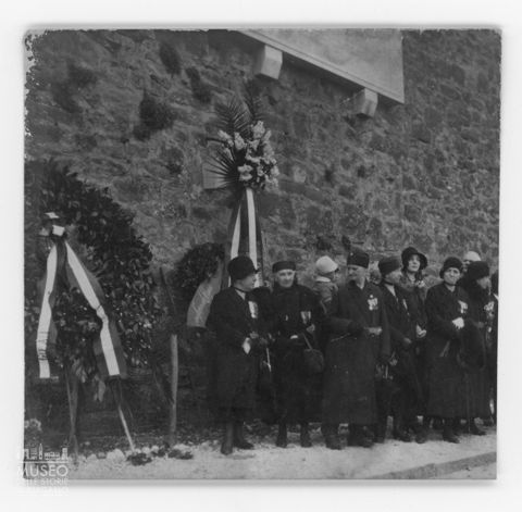 Vedove, madri e sorelle dei caduti ritratte durante una commemorazione