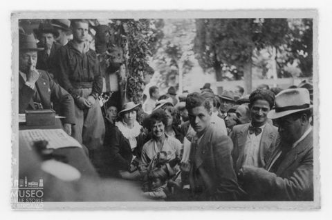 Ritratto di uomini e donne in un'occasione di festa
