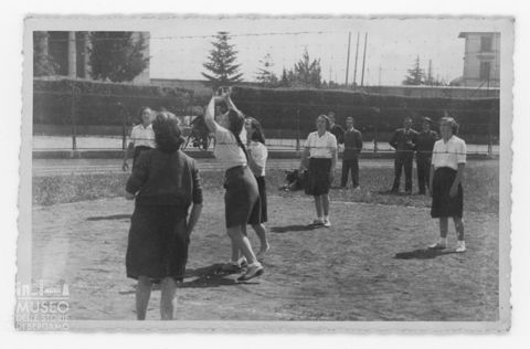 Bergamo, partita di pallavolo femminile al campo polisportivo Brumana