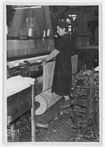 Lavoratrice ritratta mentre usa un telaio