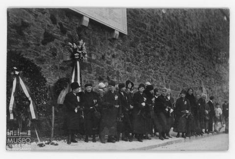 Vedove, madri e sorelle dei caduti ritratte durante una commemorazione