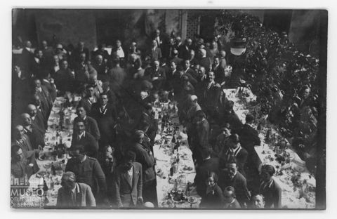 Partecipanti ad un banchetto in occasione di una festa