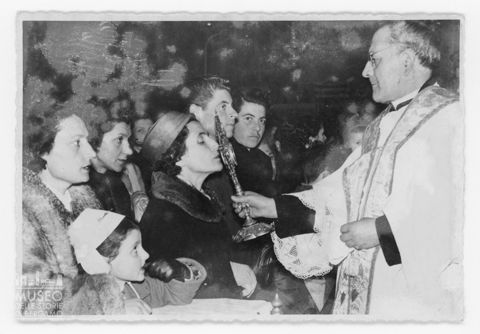 Bacio di una reliquia