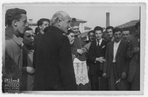 Il vescovo Adriano Bernareggi ritratto insieme a don Bepo Vavassori e ad altri ragazzi