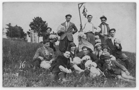 Ritratto di gruppo di appartenenti all'associazione Atalanta bergamasca in occasione della festa dei narcisi