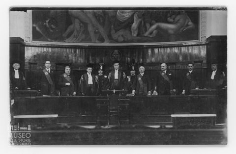 Autorità giudiziarie in un'aula di tribunale