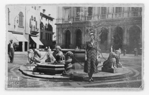 Bergamo, donna in Piazza Vecchia