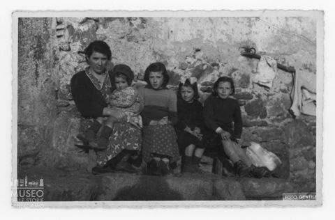 Ritratto di una donna con quattro bambine