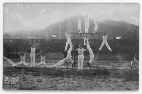 Gruppo dell'Atalanta-ginnastica durante l'esecuzione di un esercizio ad Alzano Lombardo