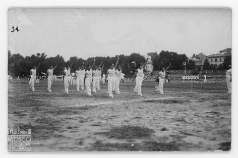 Gruppo dell'Atalanta-ginnastica durante l'esecuzione di un esercizio ad Alzano Lombardo