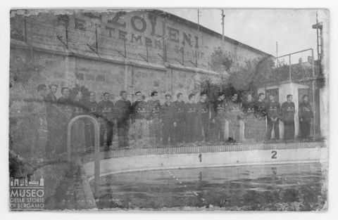 Squadra di nuotatori ritratti a bordo piscina del campo polisportivo Brumana di Bergamo