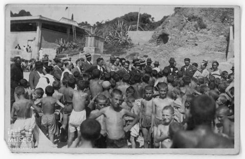 Gruppo di bambini in costume da bagno