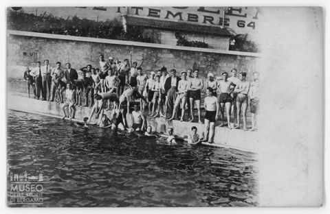 Bergamo, ritratto di gruppo in piscina